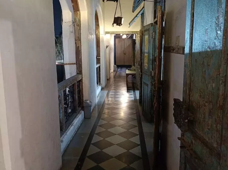 Hostel Vasantashram Csmt Mumbai, Free Wifi With 1940s Retro Vibe