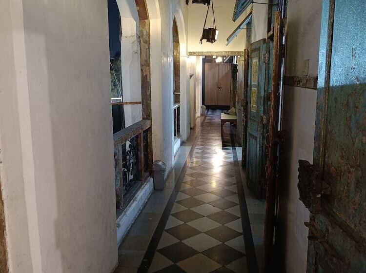 Hostel Vasantashram Csmt Mumbai, Free Wifi With 1940s Retro Vibe