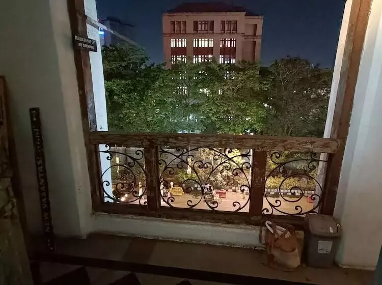 Hostel Vasantashram Csmt Mumbai, Free Wifi With 1940s Retro Vibe