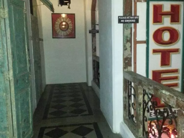 Hostel Vasantashram Csmt Mumbai, Free Wifi With 1940s Retro Vibe