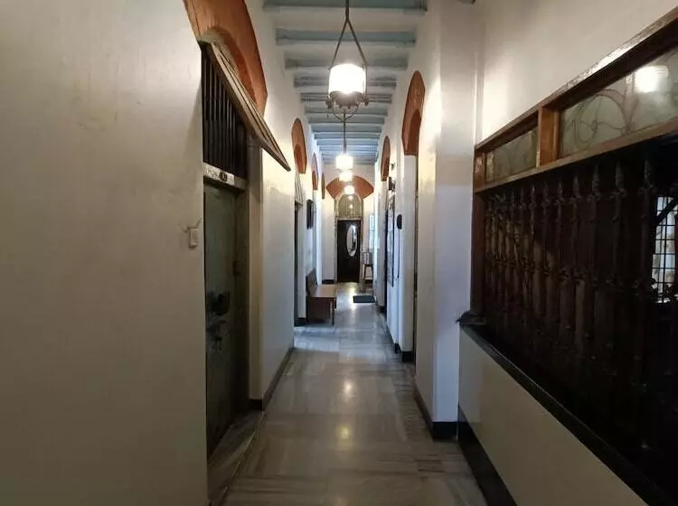 Hostel Vasantashram Csmt Mumbai, Free Wifi With 1940s Retro Vibe