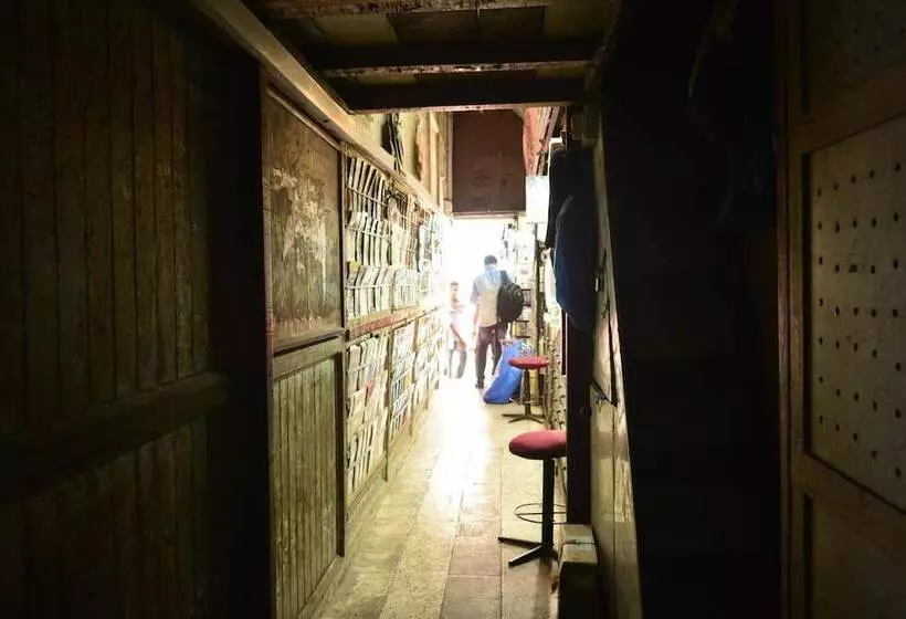 Hostel Vasantashram Csmt Mumbai, Free Wifi With 1940s Retro Vibe