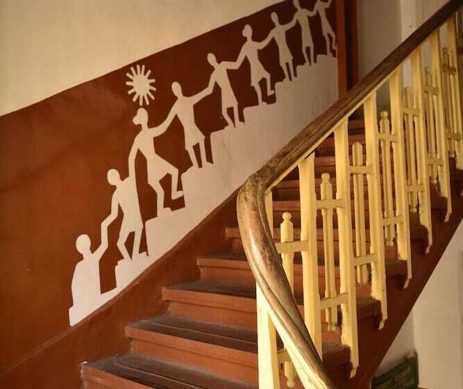 Hostel Vasantashram Csmt Mumbai, Free Wifi With 1940s Retro Vibe