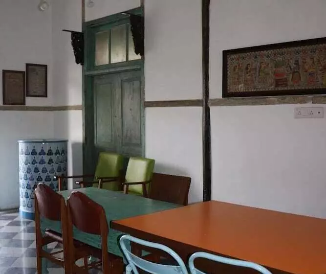 Hostel Vasantashram Csmt Mumbai, Free Wifi With 1940s Retro Vibe