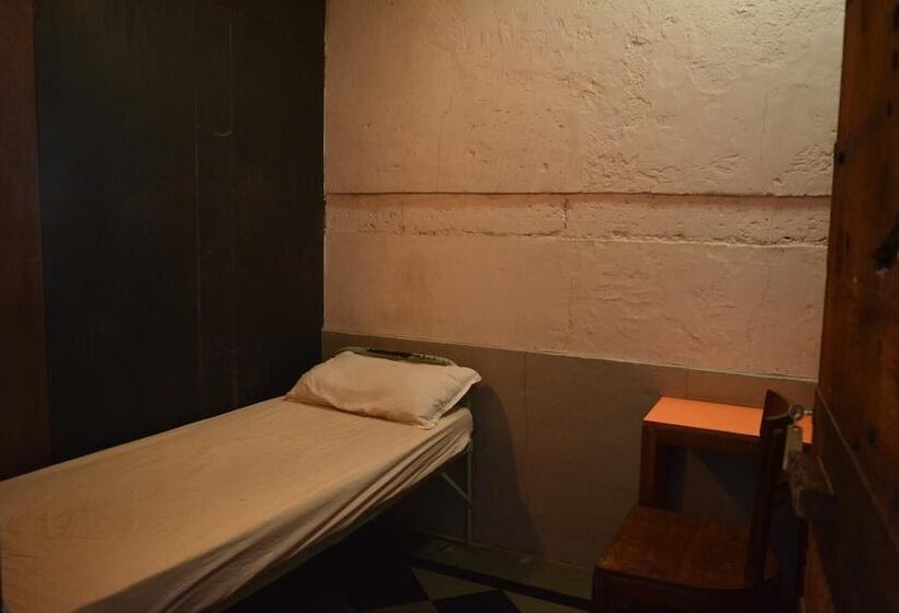 Hostel Vasantashram Csmt Mumbai, Free Wifi With 1940s Retro Vibe