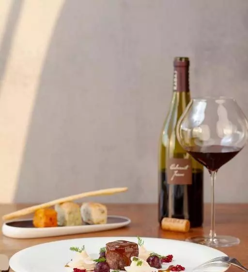 پانسیون Kabaj Wine & Dine