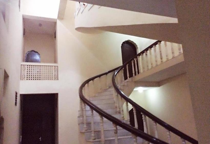 پانسیون Marble Palace