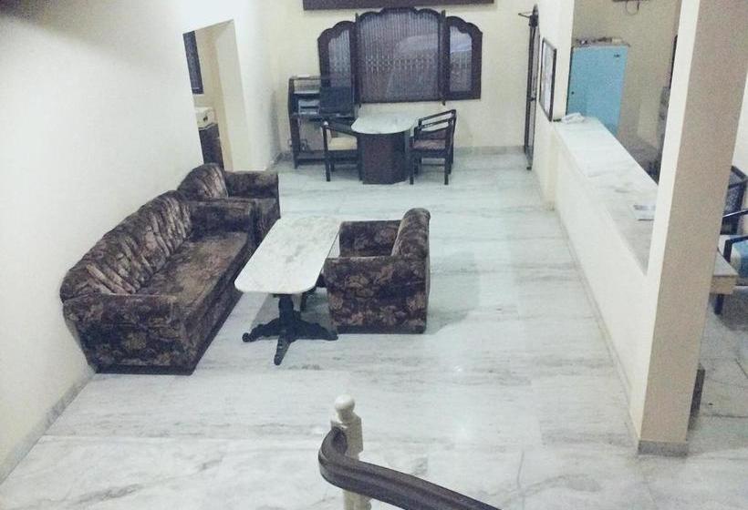 پانسیون Marble Palace