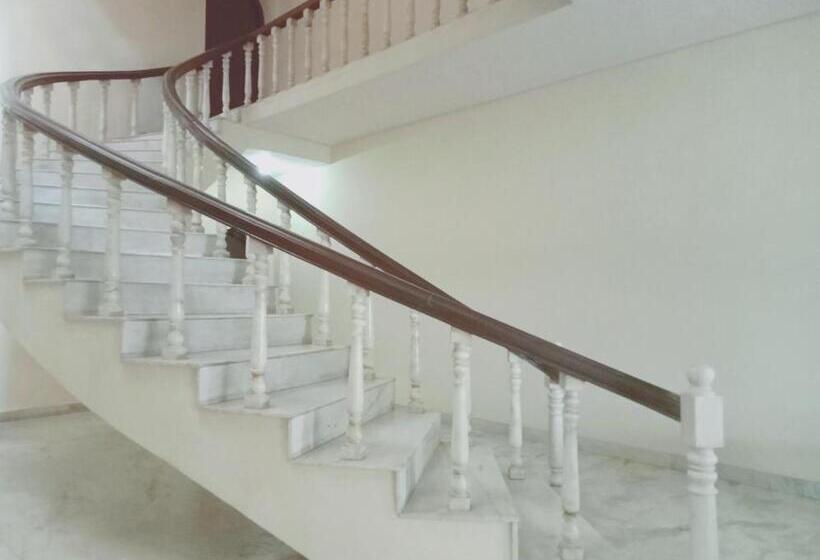 پانسیون Marble Palace