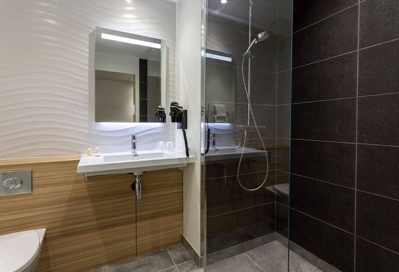 Hotel Campanile Laval Nord