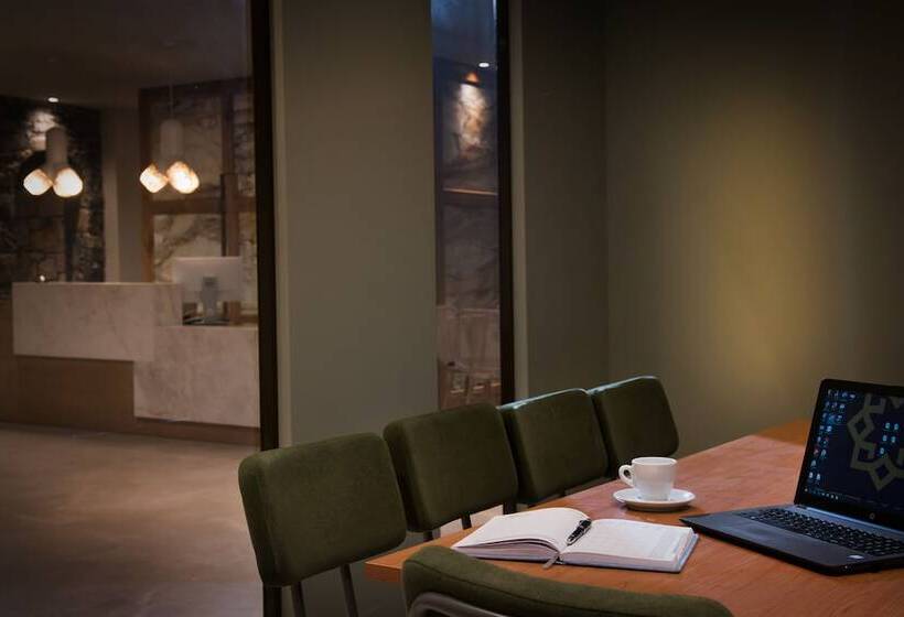 Petousis Hotel & Suites