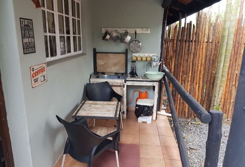 Отель Bibs Backpackers