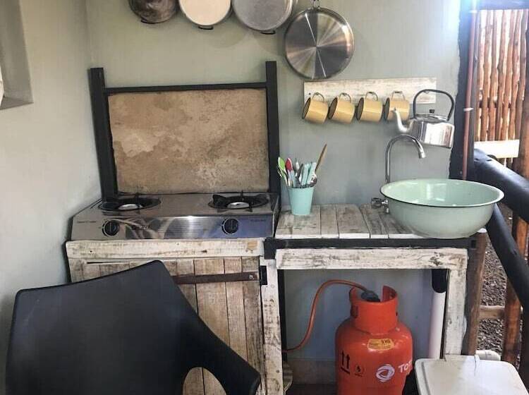 Отель Bibs Backpackers