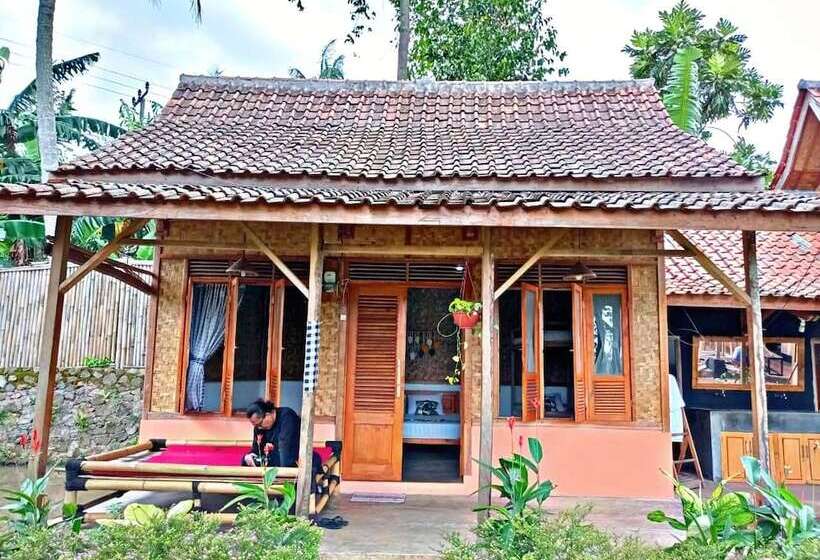 בית מלון כפרי Cianjur Paddies Hostel