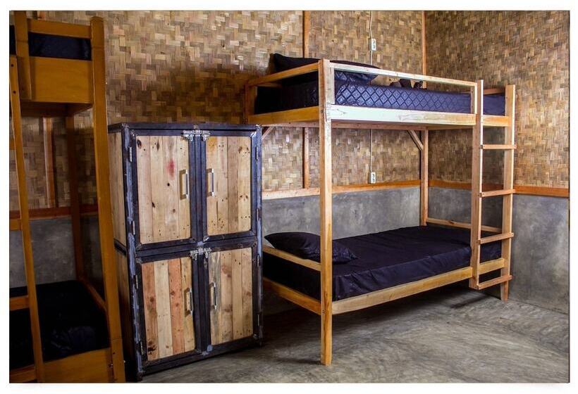 בית מלון כפרי Cianjur Paddies Hostel