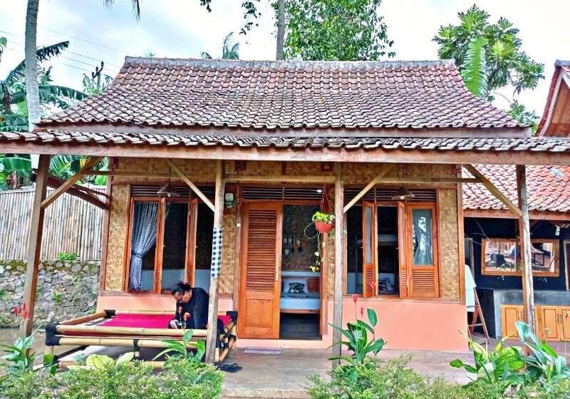 בית מלון כפרי Cianjur Paddies Hostel