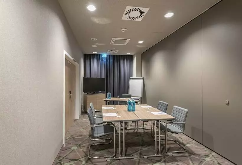 Hotelli Holiday Inn Hamburg Berliner Tor, An Ihg