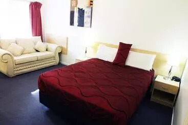 בית מלון כפרי Edinburgh Motor Inn