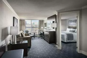 Отель Best Western Plus Ottawa Downtown Suites