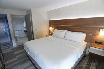فندق Holiday Inn Express & Suites Toronto Airport West, An Ihg