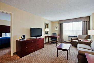 هتل Holiday Inn & Suites Winnipeg Downtown, An Ihg