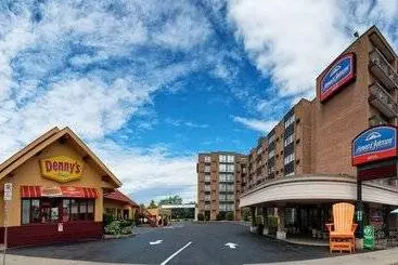 בית מלון כפרי Howard Johnson Plaza By Wyndham By The Falls Niagara Falls