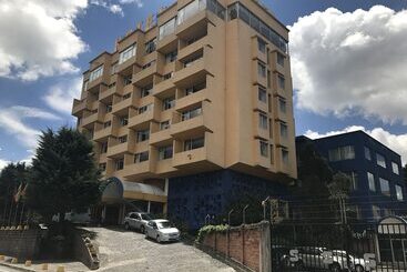 בית מלון כפרי Savoy Inn