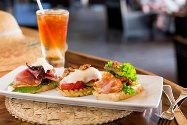 Musket Cove Island Resort