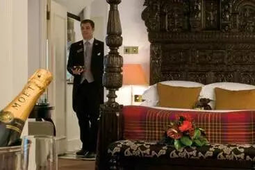 Hotel Macdonald Bear