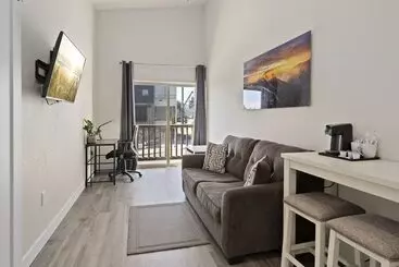 Cedar Street Hotel & Suites