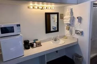 فندق على الطريق Budget Host Inn