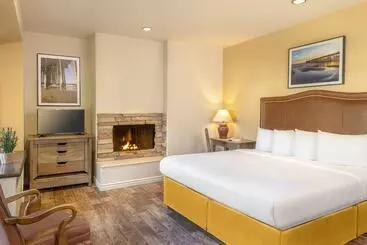 Отель Clocktower Inn Ventura