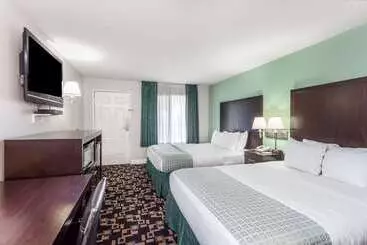 فندق Ramada By Wyndham Oceanside