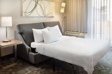 هتل Courtyard By Marriott Atlanta Airport South/sullivan Road