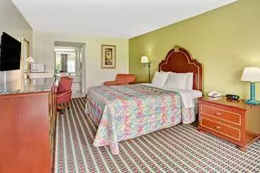 בית מלון כפרי Travelodge By Wyndham Sellersburg / Louisville North