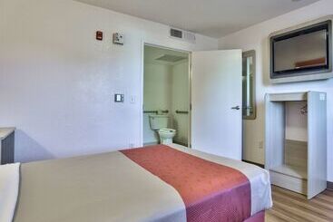 Motel 6 Flagstaff, Az   Butler