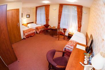 בית מלון כפרי Logos