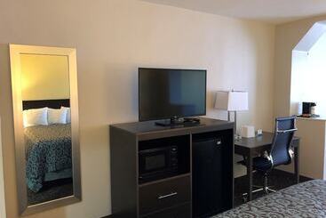 هتل Days Inn By Wyndham Carlsbad