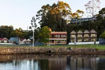 هتل Strahan Village