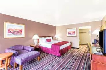 Отель Days Inn & Suites By Wyndham Logan