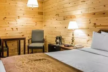 בית מלון כפרי Econo Lodge Bayview