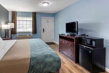 هتل Econo Lodge Inn & Suites South