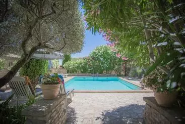 Отель L'Enclos des Lauriers Roses