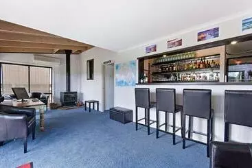 Отель The Great Ocean Road Studios