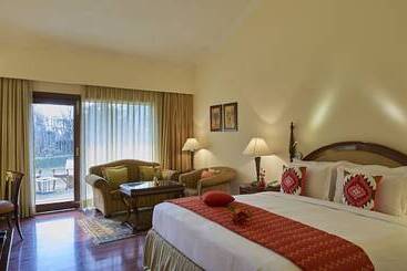 בית מלון כפרי Club Mahindra White Meadows Manali