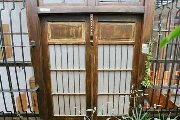 تختخواب و صبحانه Antsu