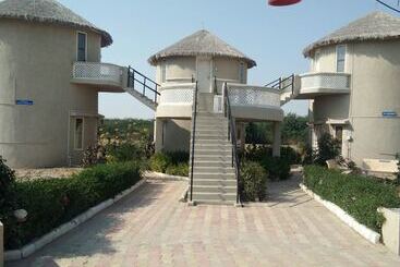 Hotel Hiriz Gorewali Resort