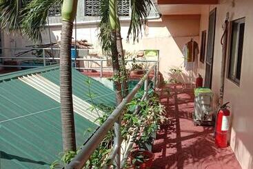 Otel 1st Street Park Apartelle