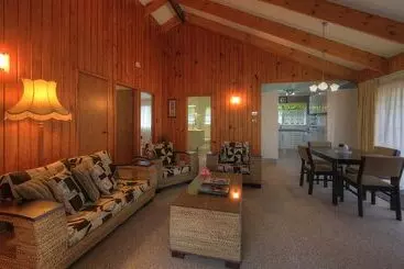 هتل Shiralee Executive Cottages