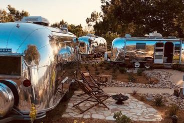 Hotell Silver Lining Airstream Trailer Camp